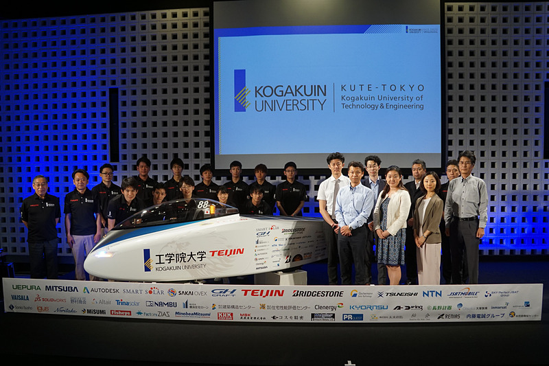 チームメンバーやサポート企業など関係者が集まってフォトセッション