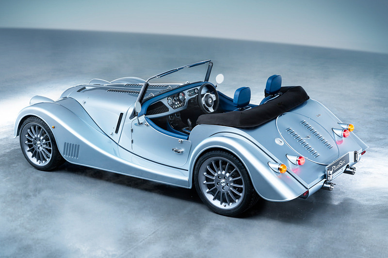 親しみやすい独自のスタイリングながら、モーガン車として初の「オートマティックヘッドライト」を全車で標準装備するなど、近代的な装備も与えられている