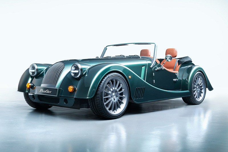 親しみやすい独自のスタイリングながら、モーガン車として初の「オートマティックヘッドライト」を全車で標準装備するなど、近代的な装備も与えられている