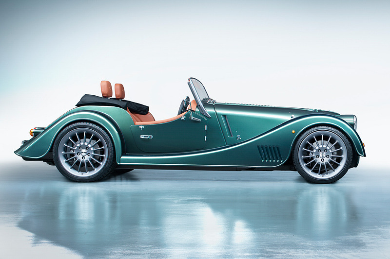 親しみやすい独自のスタイリングながら、モーガン車として初の「オートマティックヘッドライト」を全車で標準装備するなど、近代的な装備も与えられている