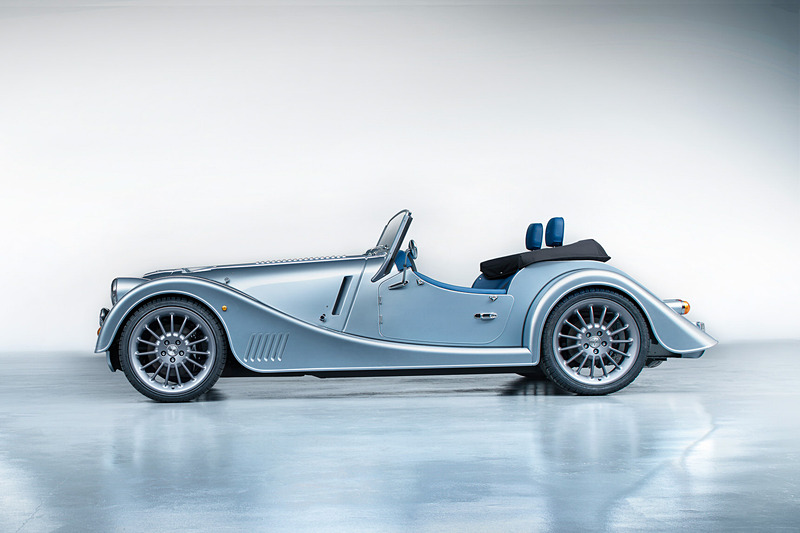 全車でアコーディオンタイプ幌の「イージーアップ Mohair フード」を採用し、一部グレードで脱着式の軽量コンポジットハードトップを装備