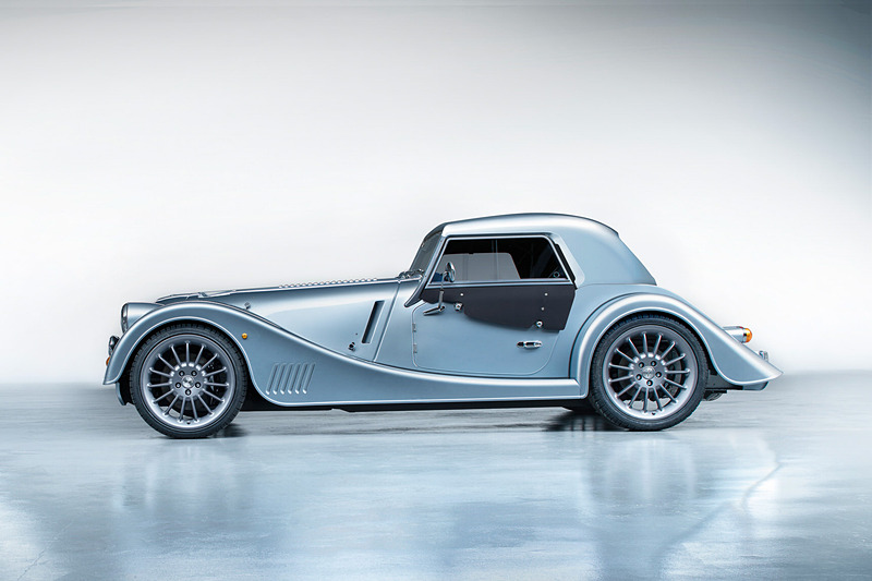 全車でアコーディオンタイプ幌の「イージーアップ Mohair フード」を採用し、一部グレードで脱着式の軽量コンポジットハードトップを装備