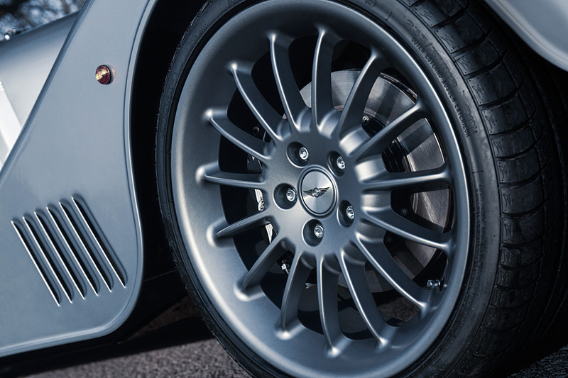 FIRST EDITION MOONSTONEとFIRST EDITION EMERALDではフロント225/35R19、リア245/45R19のタイヤを装着