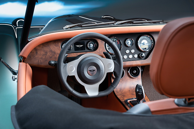 ドライバーの目線の位置にLEDスクリーンを設置