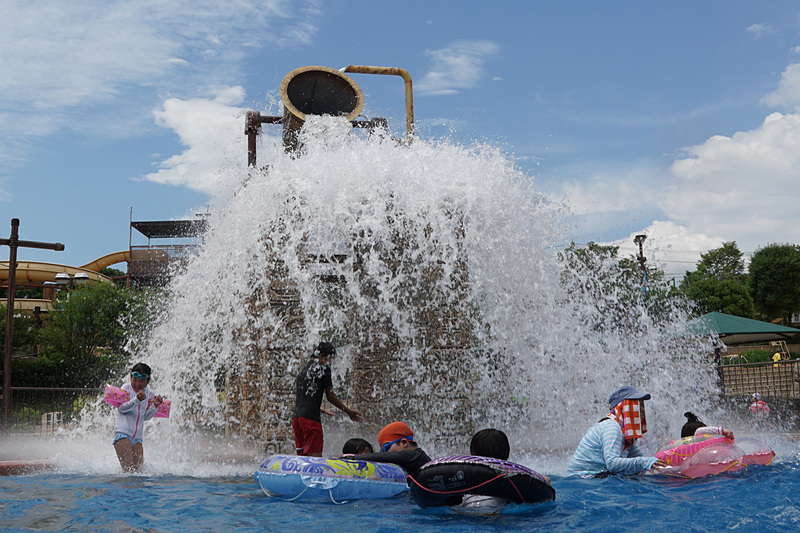 新しい流れるプール「アドベンチャーリバー」に登場する高さ5mの聖杯から一気に水が流れ落ちる「勇気の聖杯」