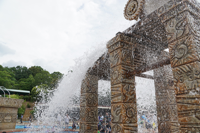 高さ5mの聖杯から一気に水が流れ落ちる「勇気の聖杯」