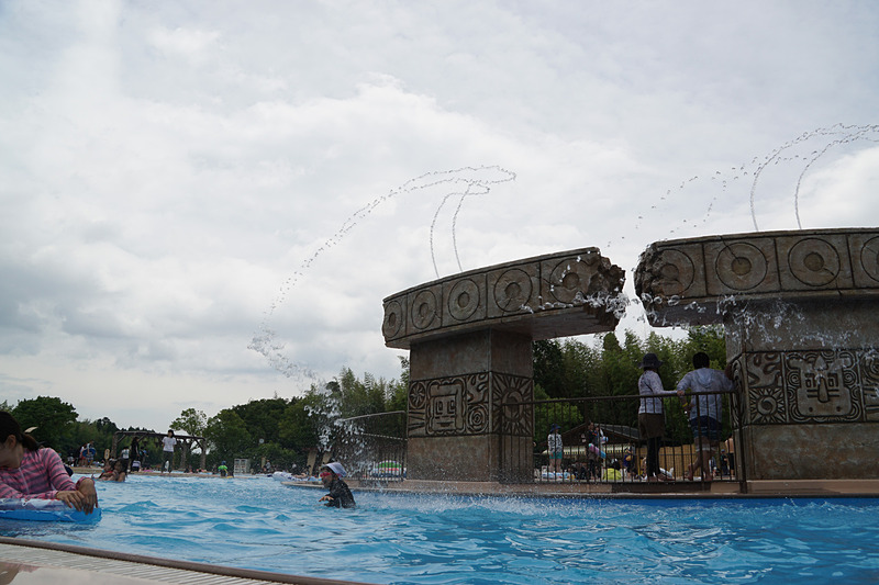 日本初となる流れるプールに設置されたあばれる噴水装置「あばれ噴水」