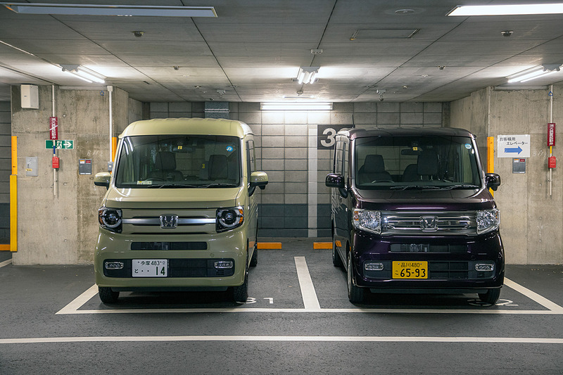 東京 青山にあるHonda ウエルカムプラザ青山にてクルマを受けとった。筆者の+STYLE FUNとロールーフの+STYLE COOLを並べる。筆者のN-VANは4WDで全高はFFより1.5cm高い。それだけに余計に背高に見える