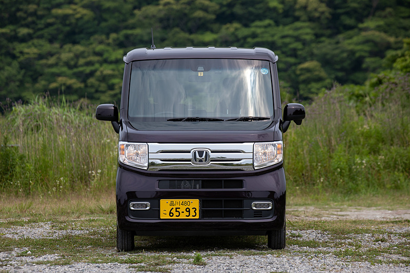 +STYLE COOLはメッキグリルとなる。ライトはオートコントロール機能付きのマルチリフレクターハロゲンヘッドライト。+STYLE FUNのLEDライトと比べて明るさは少なく思えるが、やや黄色ぽく見える灯りは街灯が明るいところから暗い道、雨の夜など安定して見やすかった