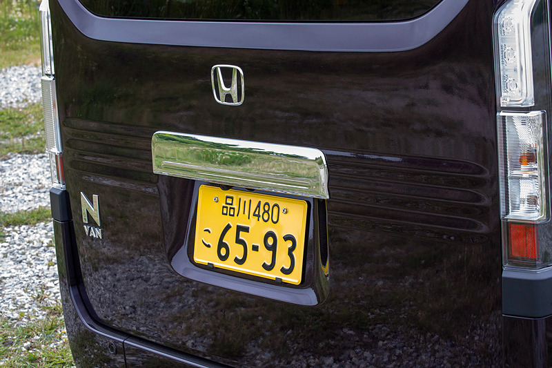 リアライセンスガーニッシュはフロントグリル同様にメッキとなる。+STYLEは全モデルでエンブレムがメッキなのでここがメッキだと一体感がある