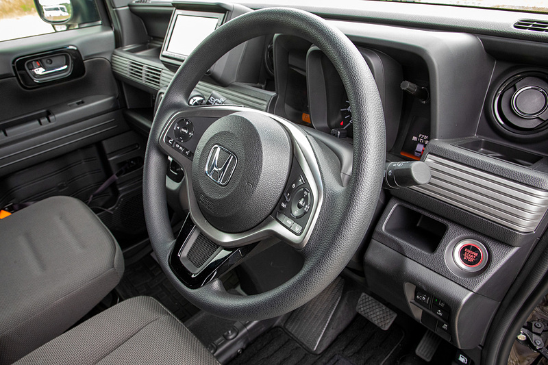 +STYLEシリーズの純正ステアリングは樹脂性でシルバーのステアリングガーニッシュが付く。筆者は純正アクセサリーのステアリングホイールカバー（本革/ブラック×ブラックステッチ）を装着。握り心地は本革ステアリングだし質感も向上した。でも、樹脂製ステアリングも思っていたよりはるかに握り心地がいい。滑ることもなかったのでこれはこれで十分という印象