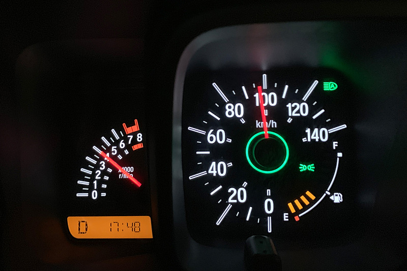 助手席の人に撮ってもらったが、このように100km/h巡航でエンジン回転は4000rpmとなる。最大トルク発生回転数が4800rpmなのでまだ余裕といえば余裕