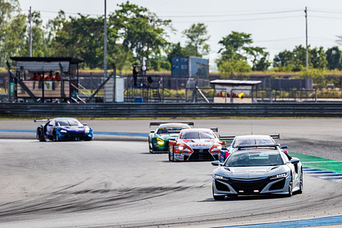 SUPER GT 第4戦 タイ】決勝。優勝は最終ラップまで続く争いを制