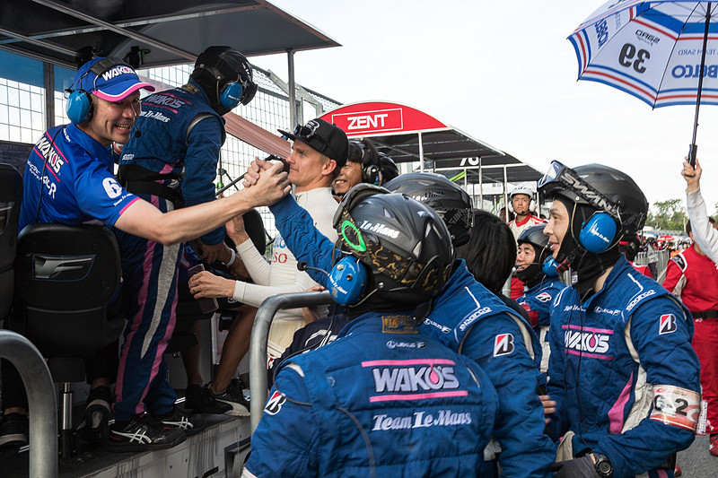 喜びあう6号車 WAKO'S 4CR LC500のピットウォール