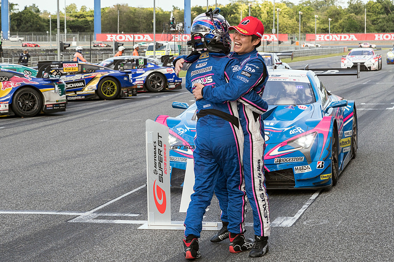 パルクフェルメで抱き合う2人のドライバー