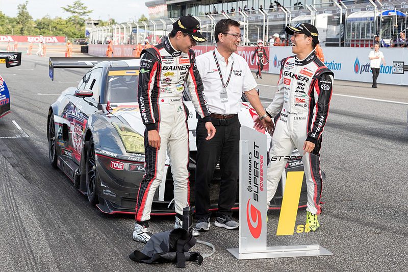 パルクフェルメで喜ぶ10号車 GAINER TANAX triple a GT-Rのチーム