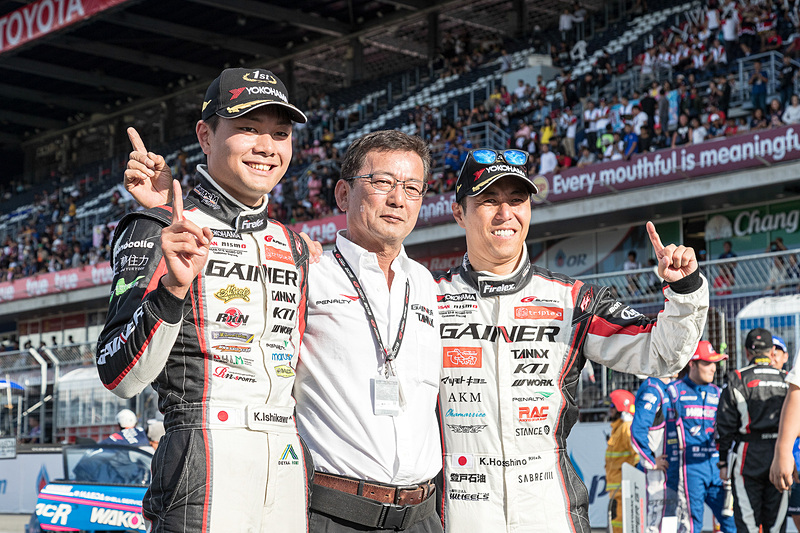 パルクフェルメで喜ぶ10号車 GAINER TANAX triple a GT-Rのチーム