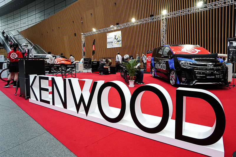 JVCケンウッドのブース。ケンウッドロゴを大胆にフィーチャー