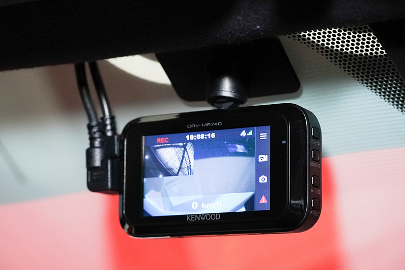 助手席上のHDドライブレコーダー「DRV-MR740」