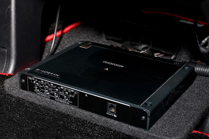 運転席下に4chハイレゾ対応アンプ「XH401-4」