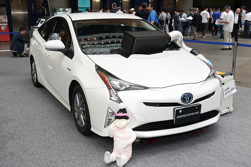 三菱電機ブースに展示されたトヨタ「プリウス」のデモカーはヘッドユニット交換のみを実施