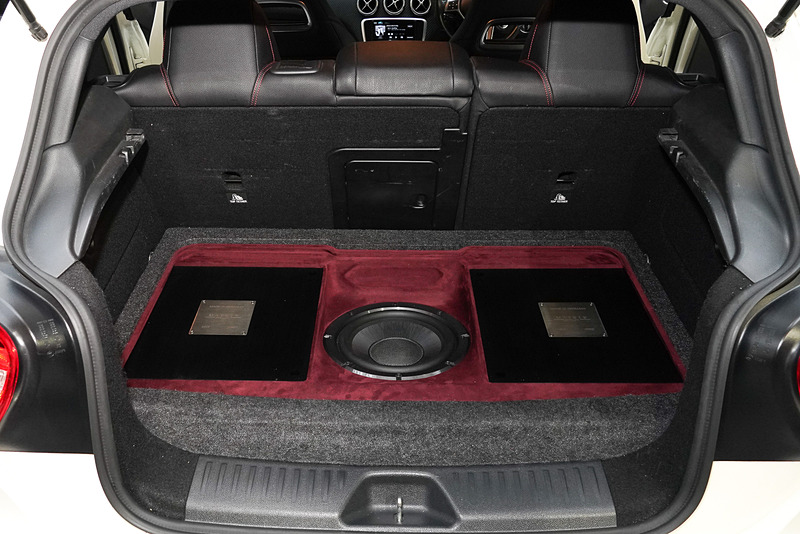 ラゲッジスペースに納められたサブウーファーとアンプ2台