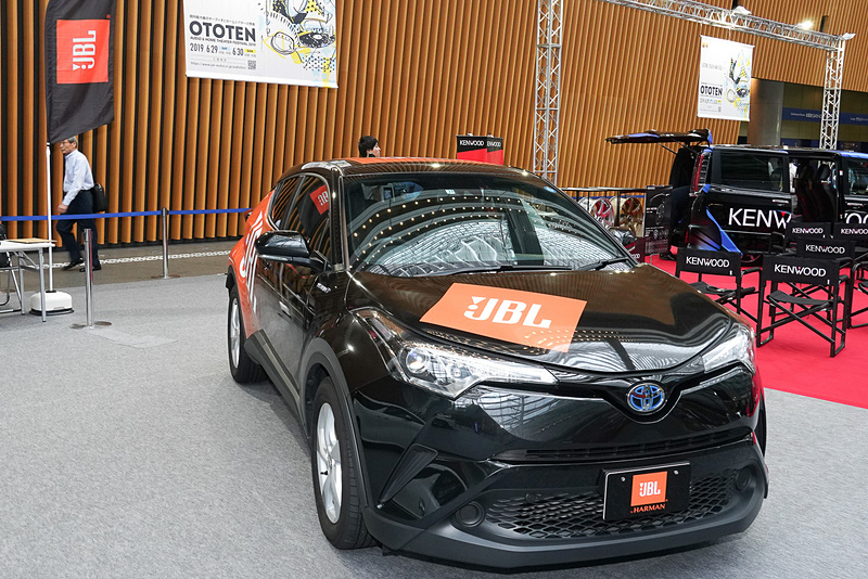 ハーマンインターナショナルの「JBL」ブランドのスピーカーシステムを組んだトヨタ「C-HR」のデモカー