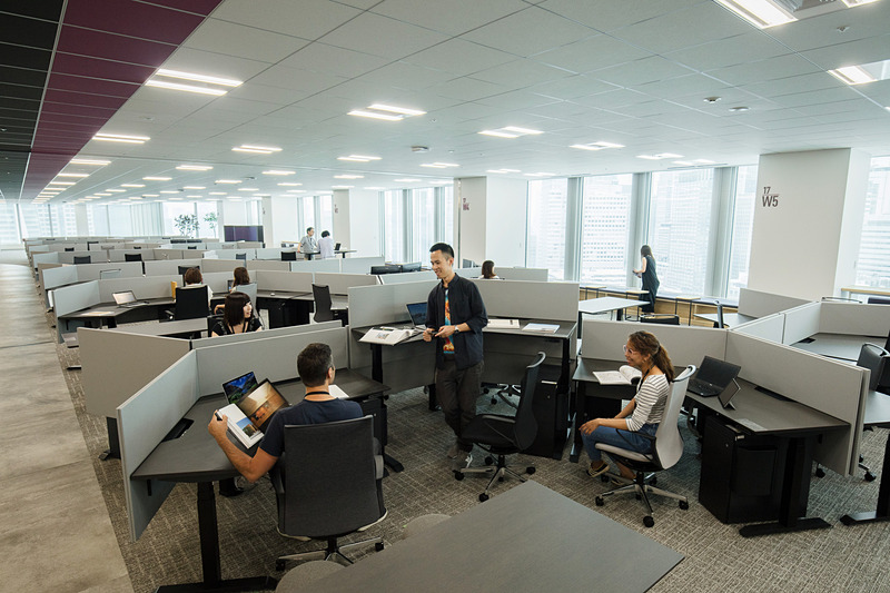 ハニカム構造のデスクレイアウトと昇降式デスクを備える「スクラム」。思い立ったら即チームで議論し、アジャイル開発を進めることが可能な環境であると同時に、高い生産性と透明性を実現できる場とした