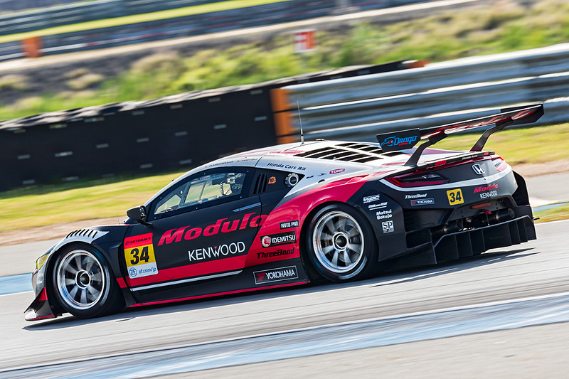 KENWOODのロゴは両サイドのドア、リア、フロント、さらには屋根と目立つところに付けられている