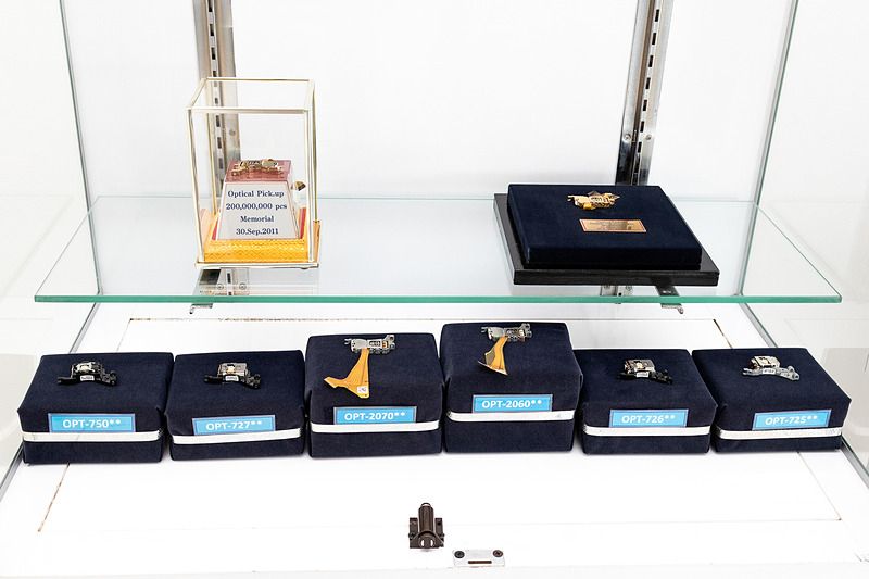 車載用光学ドライブ向けのピックアップも生産している