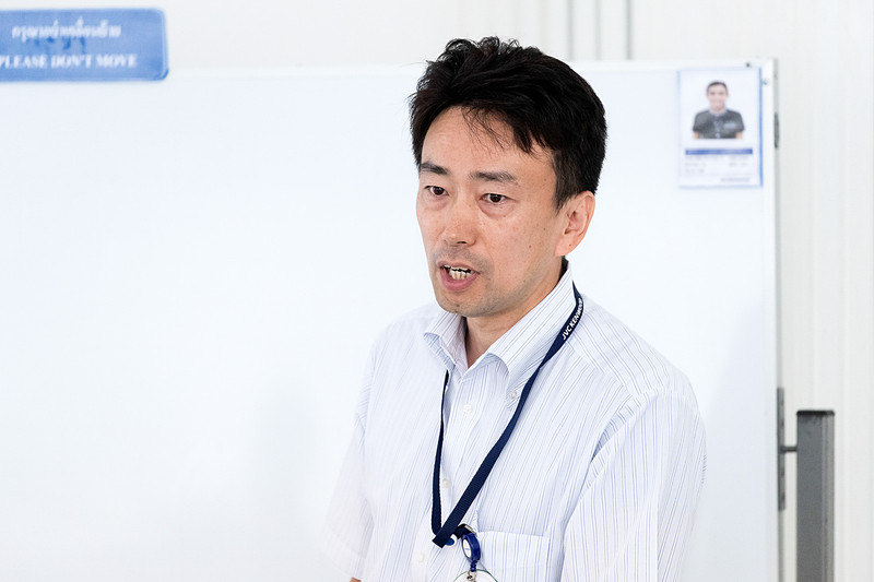 JKOTの概要を説明するJVCKENWOOD Optical Electronics（Thailand）Co.Ltd 社長 佐藤秀行氏