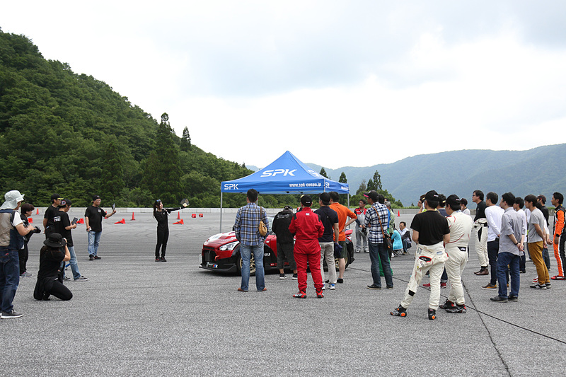 特にエントリー者向けの企画ということもあって、レーシングスーツを着ている人はわずかだった