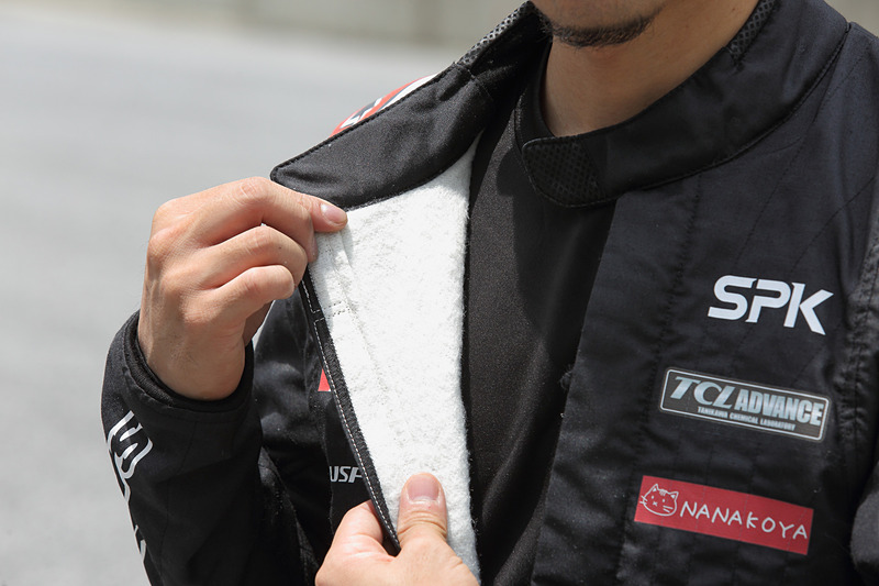素材は超軽量Nomexの2レイヤーで軽量化。通気性も抜群で加藤選手曰く寒いぐらいとのこと
