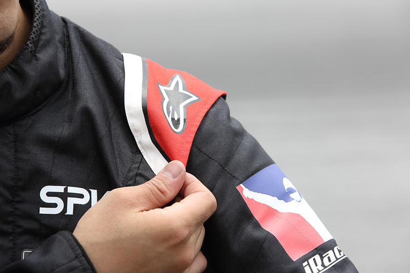 ショルダーのアルパインスターズのロゴなどもプリント。これも軽量化のため