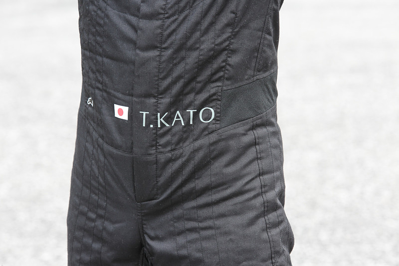 通常のレーシングスーツにはある腰のベルトやポケットもない。これも軽量化のため