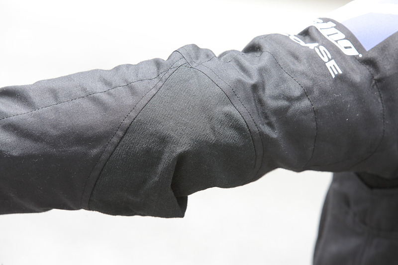 肘や腰、膝などにストレッチ素材が使われる。ストレッチ素材も薄くて軽量なもの