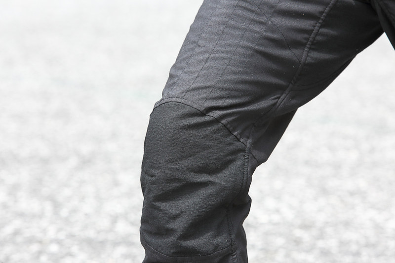 肘や腰、膝などにストレッチ素材が使われる。ストレッチ素材も薄くて軽量なもの