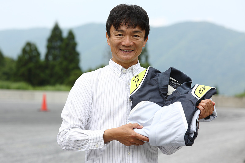 写真左がエキスパートモデルのGP PRO COMP SUITで11万9000円（税別）、右がエントリーモデルのSTRATOS SUITで6万6900円（税別）。その軽さにも驚きだがたたまれた状態のサイズにも驚き。筆者のレーシングスーツはたたんだ状態でサラリーマンのスーツをしまうガーメントケースの厚さを増したサイズ。こんなYシャツサイズではない