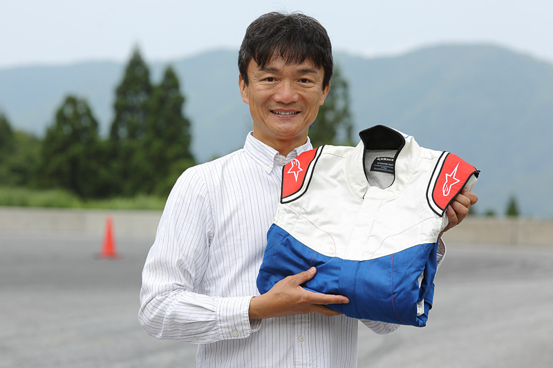 写真左がエキスパートモデルのGP PRO COMP SUITで11万9000円（税別）、右がエントリーモデルのSTRATOS SUITで6万6900円（税別）。その軽さにも驚きだがたたまれた状態のサイズにも驚き。筆者のレーシングスーツはたたんだ状態でサラリーマンのスーツをしまうガーメントケースの厚さを増したサイズ。こんなYシャツサイズではない