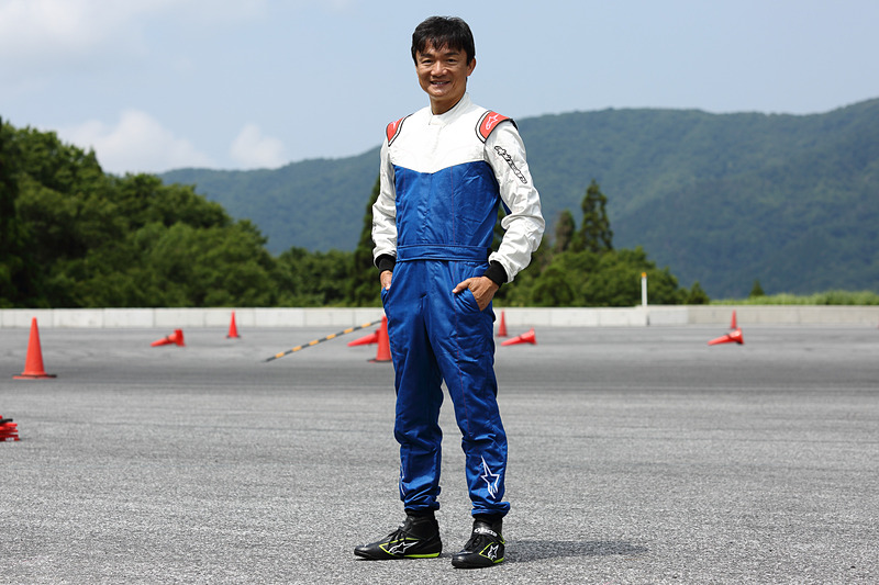 STRATOS SUITを着てみた。個人的にはカタログ写真で見るよりかっこよくて結構お気に入り。ただし、見比べてみるとGP PRO COMP SUITよりややゆったりとしたシルエットだ