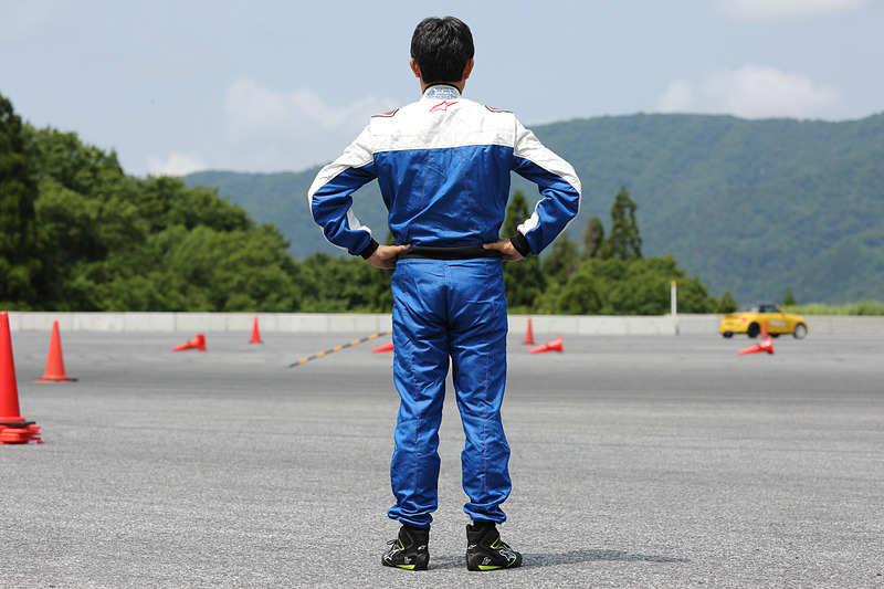 STRATOS SUITを着てみた。個人的にはカタログ写真で見るよりかっこよくて結構お気に入り。ただし、見比べてみるとGP PRO COMP SUITよりややゆったりとしたシルエットだ