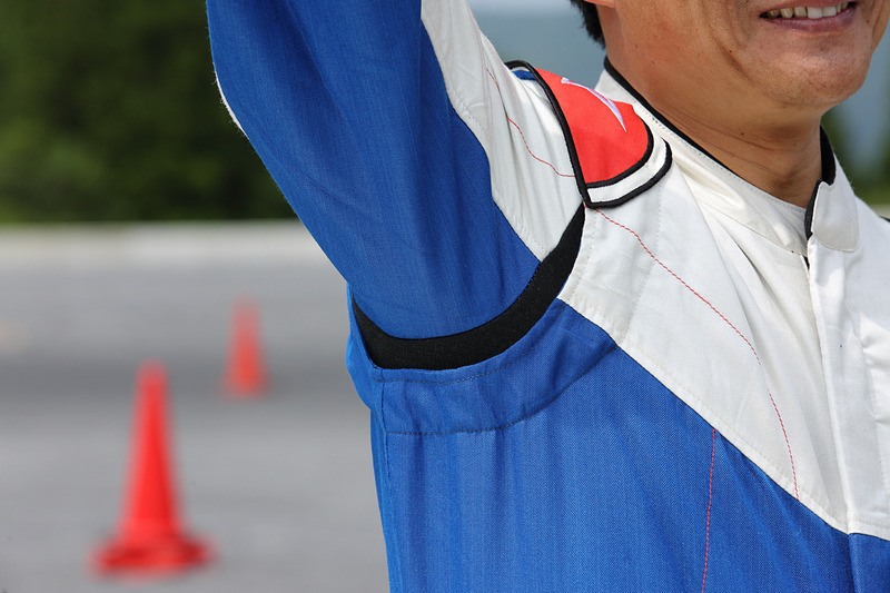 脇の下から背中側までぐるっと1周ストレッチ素材になっている