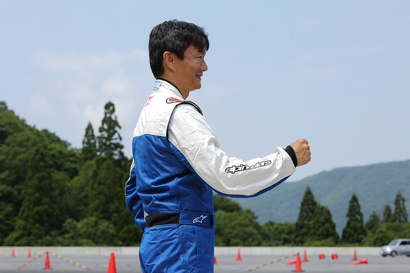 ステアリングを握った姿勢を考慮して立体裁断になっている