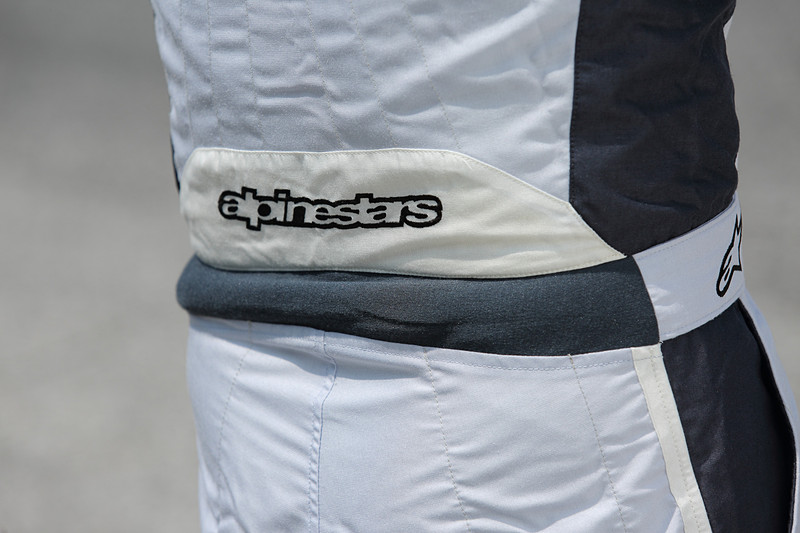 腰の部分にもストレッチ素材。裁断の違いか腰まわりが特にすっきりして見える