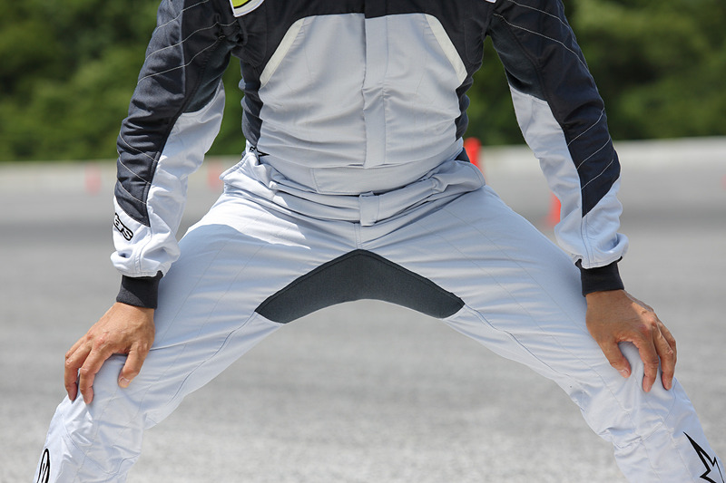 股の部分にもストレッチ素材が使われる
