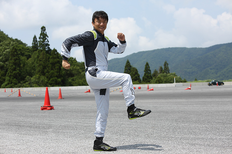 ぴったりしたシルエットでも動きやすく、レーシングスーツを着ていることが苦にならない