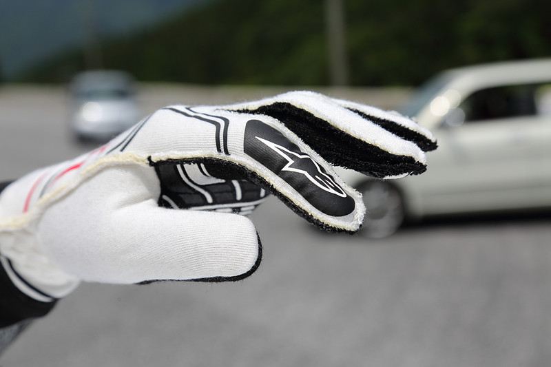 最大の特徴は外縫い。縫い目が外側なので手を入れたときの快適性が違う