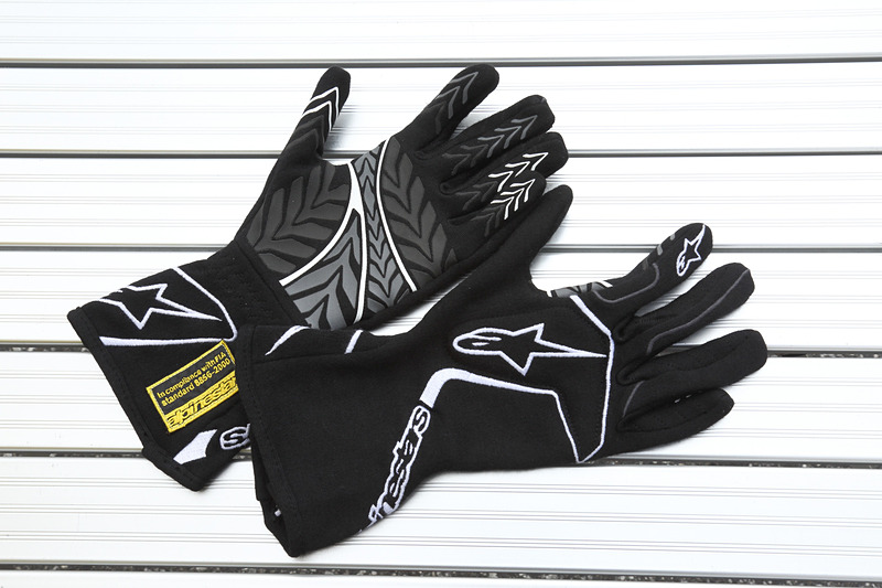 こちらはスタンダードモデルの「TECH1-RACE GLOVES」で価格は1万8800円（税別）