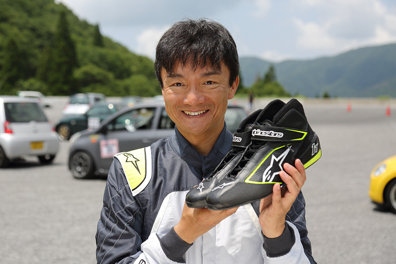 レーシングシューズの「TECH1-T SHOES」は4万3800円（税別）でスタンダードモデル。ただし、これより上のモデルは軽量化を優先していて耐摩耗性が低いので、一般的なユーザーにはこのモデルがおすすめとのこと