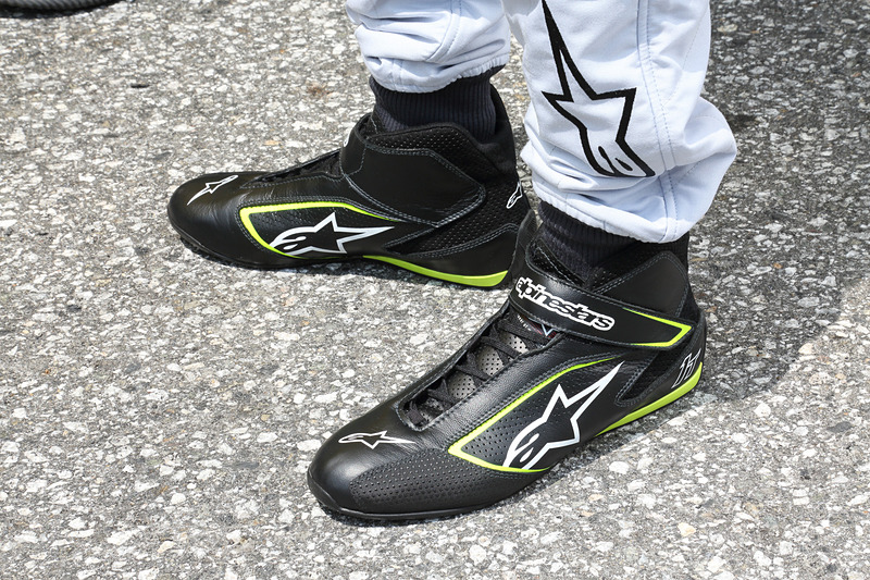 レーシングシューズの「TECH1-T SHOES」は4万3800円（税別）でスタンダードモデル。ただし、これより上のモデルは軽量化を優先していて耐摩耗性が低いので、一般的なユーザーにはこのモデルがおすすめとのこと